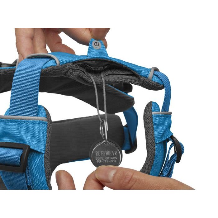 Ruffwear Front Range harnas blauw is een wandeltuig, maar ook geschikt wanneer u uw een handje wilt helpen wanneer hij een trap op moet lopen