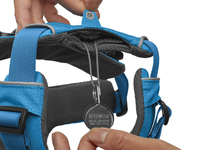 Ruffwear Front Range harnas blauw is een wandeltuig, maar ook geschikt wanneer u uw een handje wilt helpen wanneer hij een trap op moet lopen